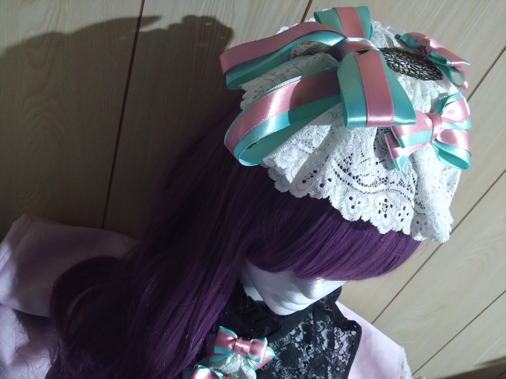 ダブルリボンのハートヘッドドレス。