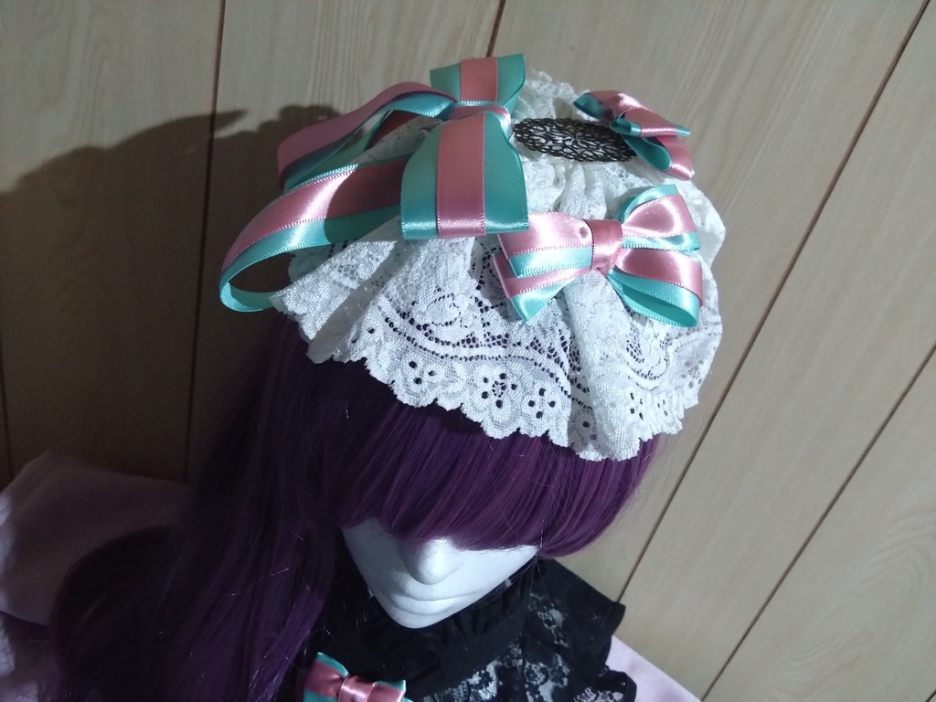 ダブルリボンのハートヘッドドレス。