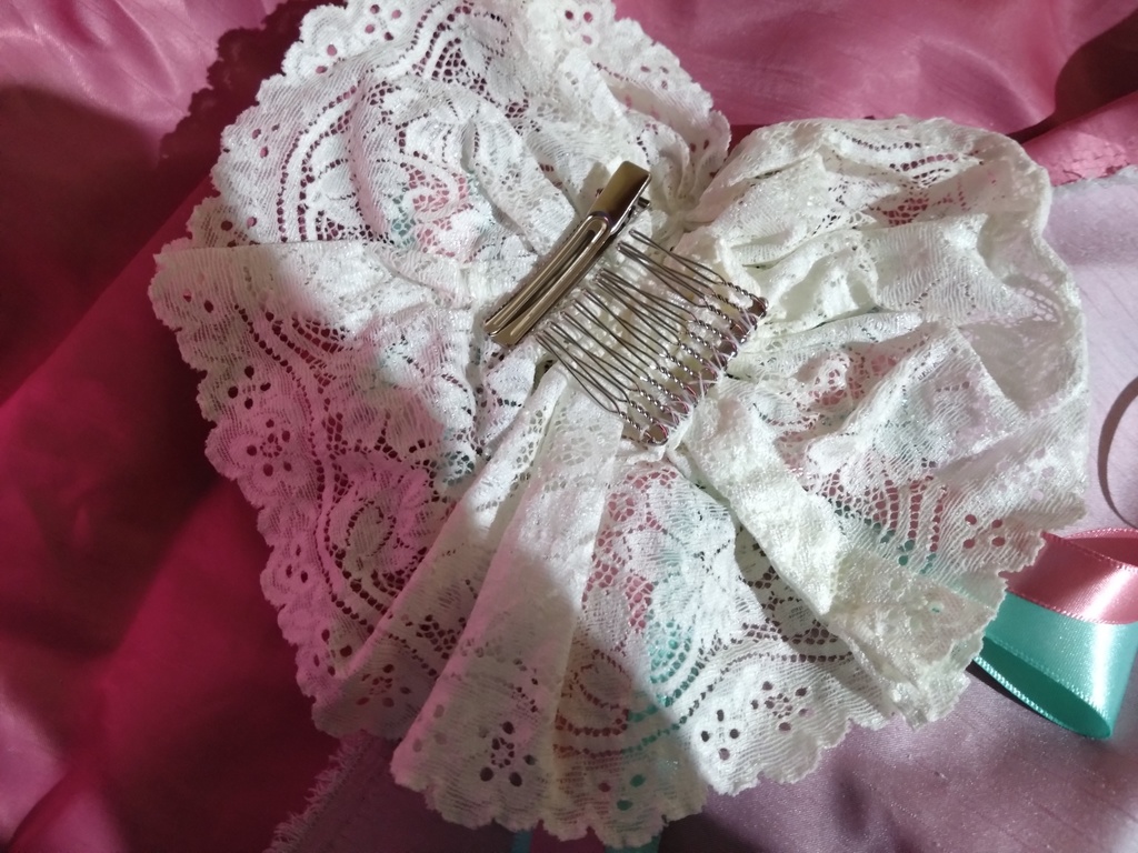 ダブルリボンのハートヘッドドレス。