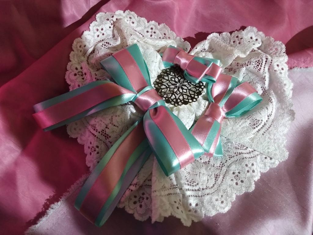 ダブルリボンのハートヘッドドレス。