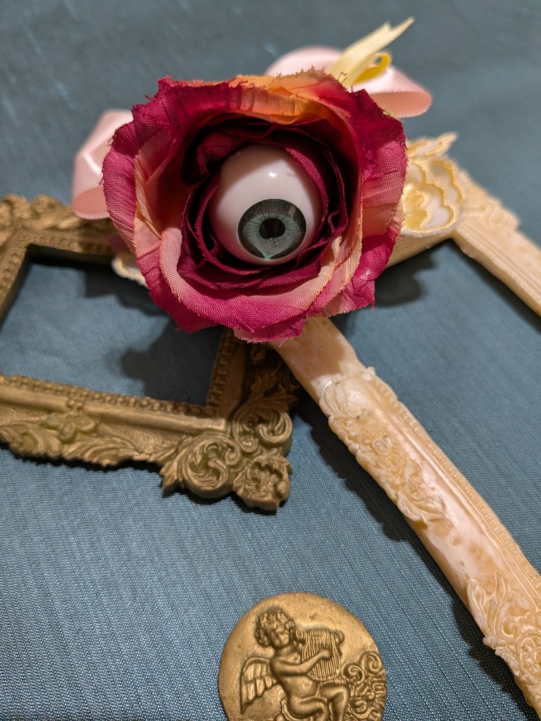 パステル眼球薔薇コサージュ。
