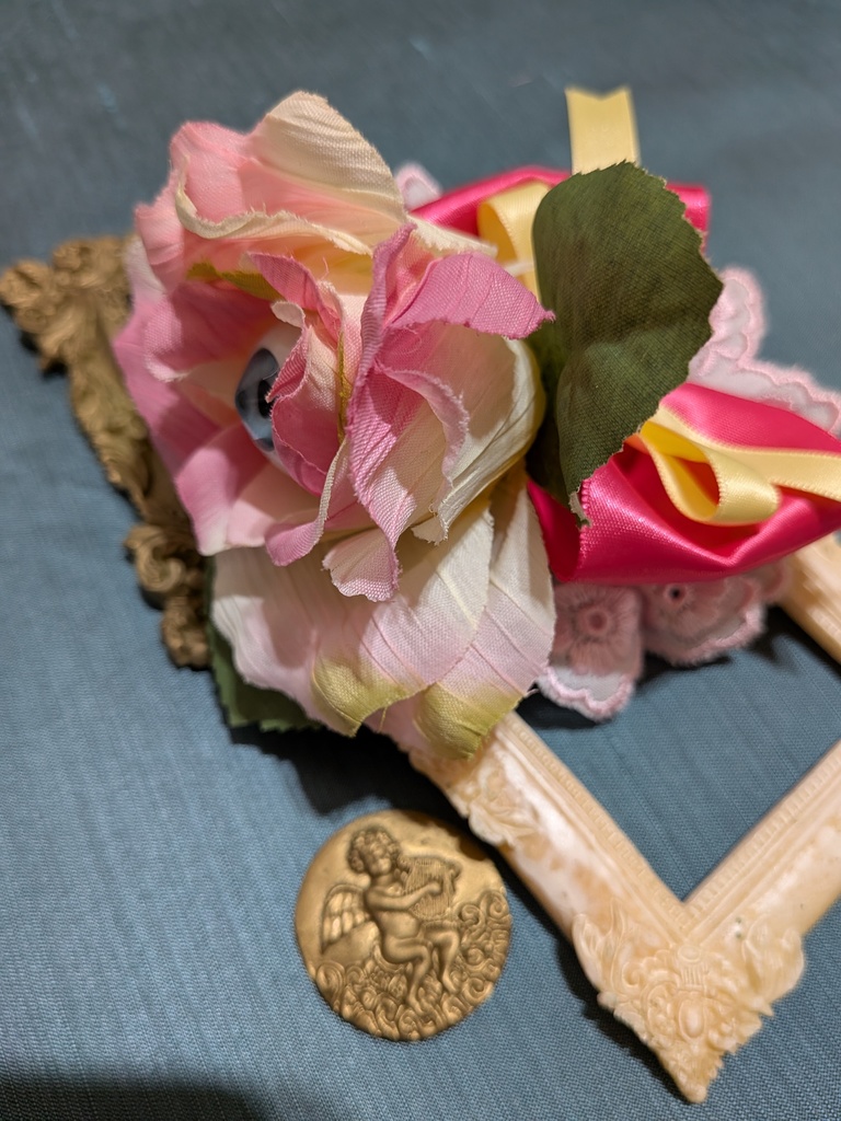 パステル眼球薔薇コサージュ。