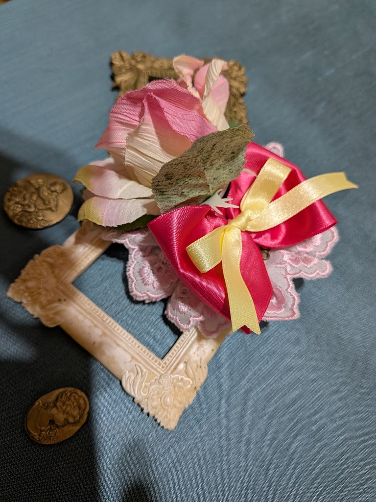 パステル眼球薔薇コサージュ。