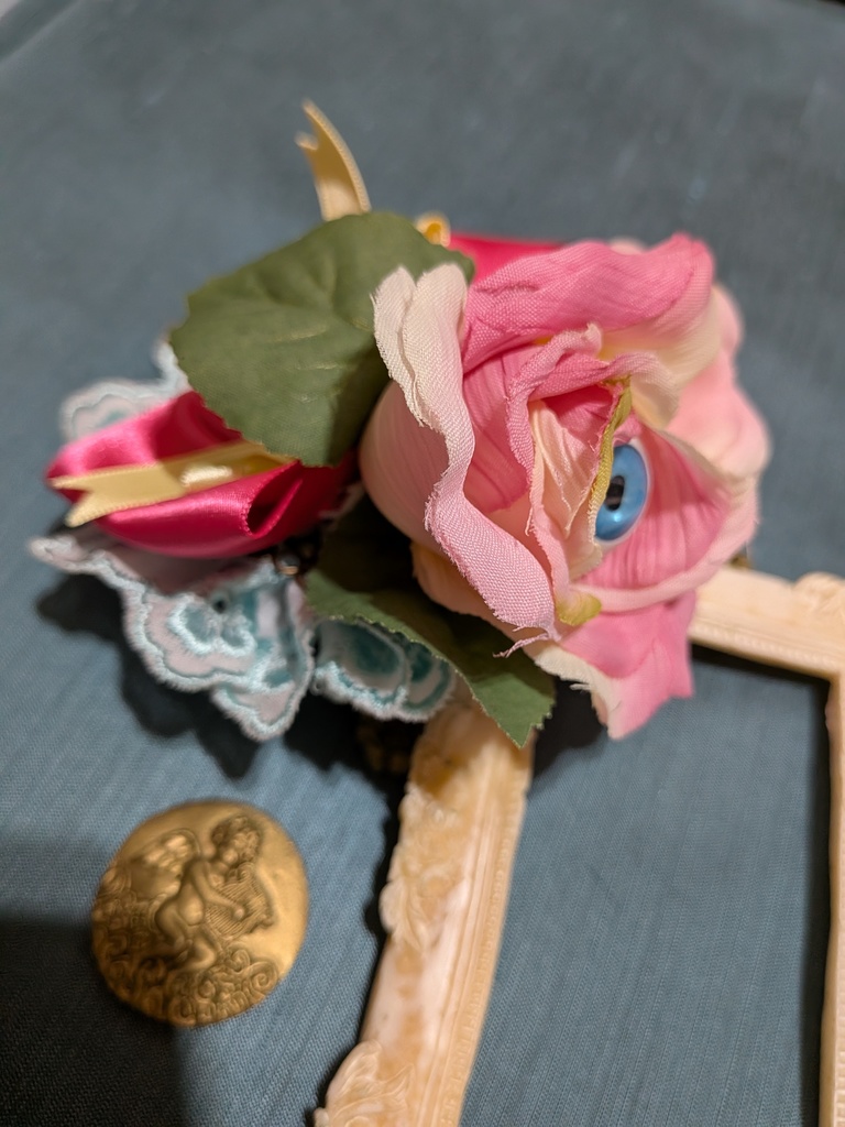 パステル眼球薔薇コサージュ。