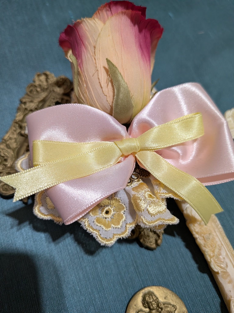 パステル眼球薔薇コサージュ。