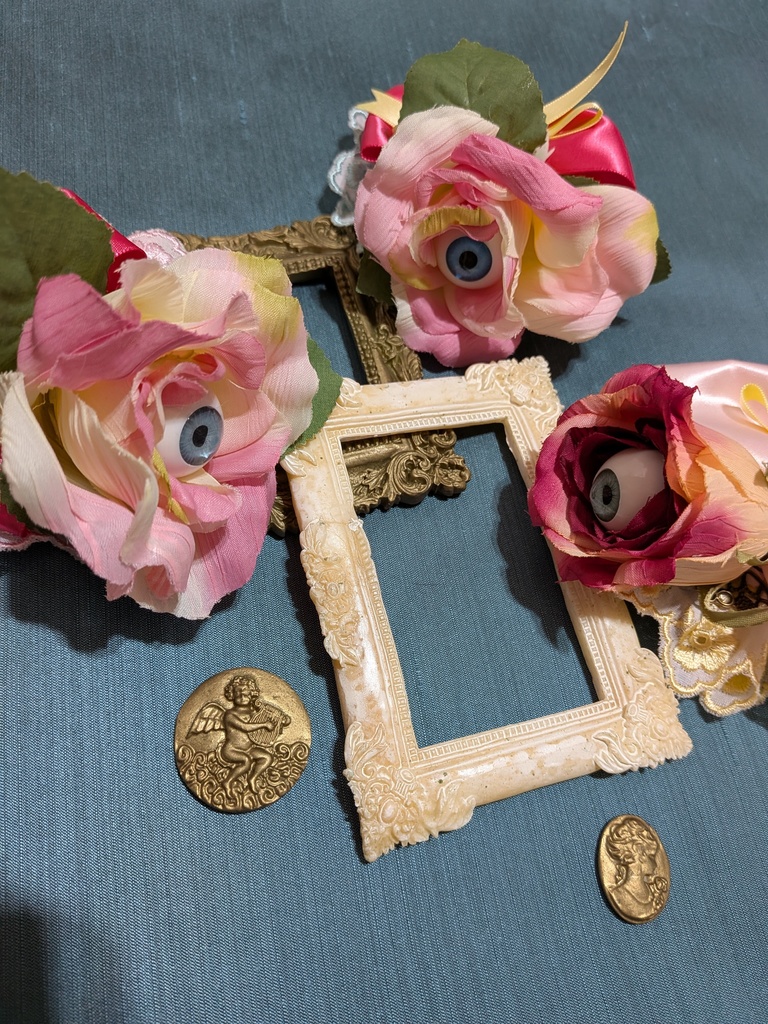 パステル眼球薔薇コサージュ。