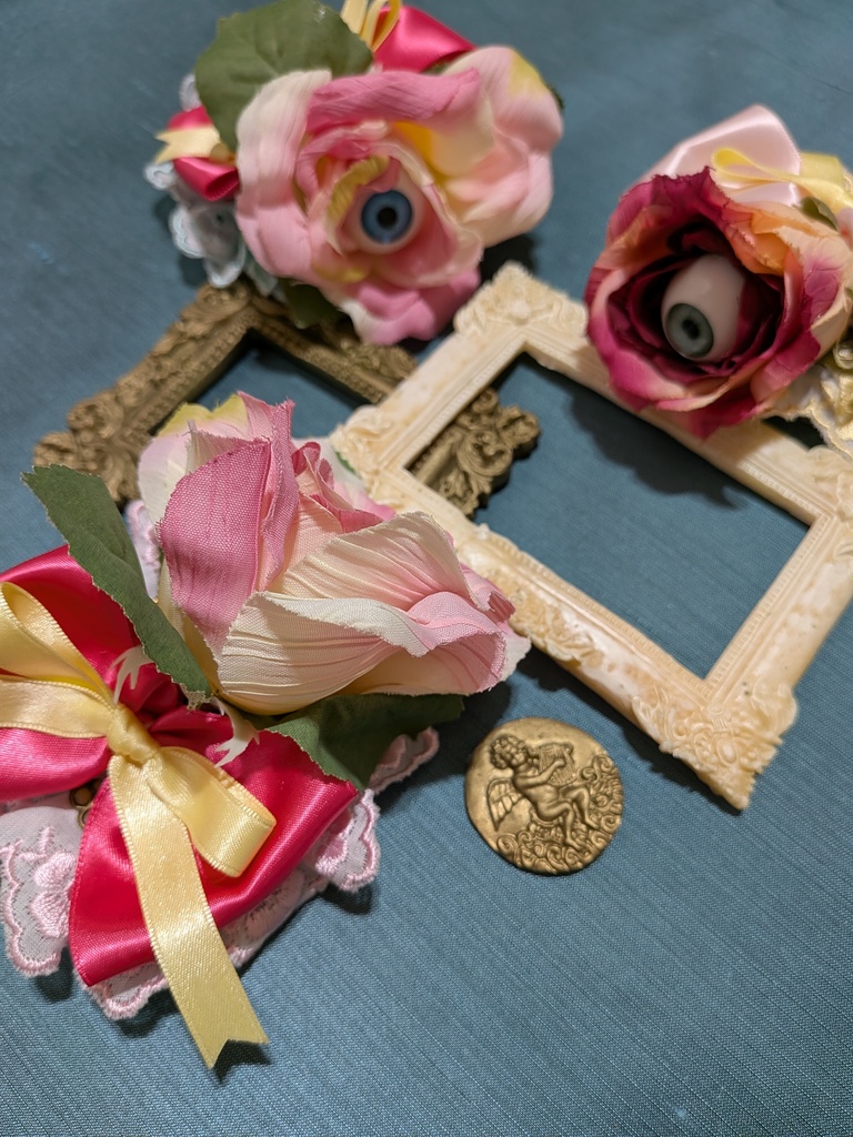 パステル眼球薔薇コサージュ。