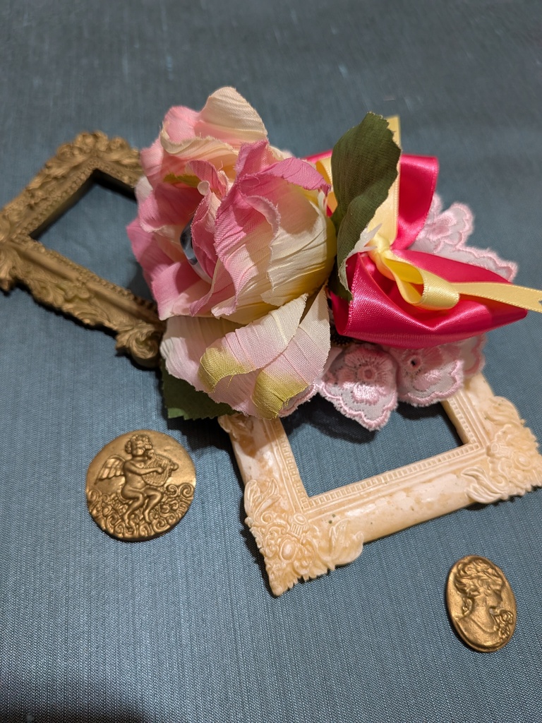 パステル眼球薔薇コサージュ。