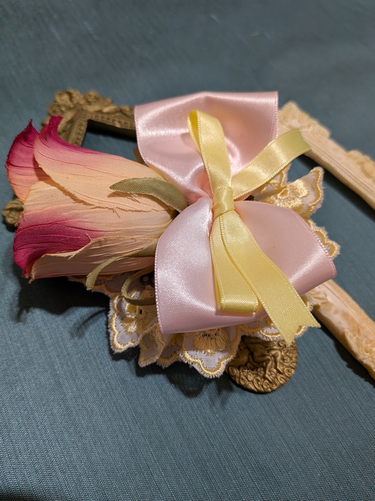 パステル眼球薔薇コサージュ。