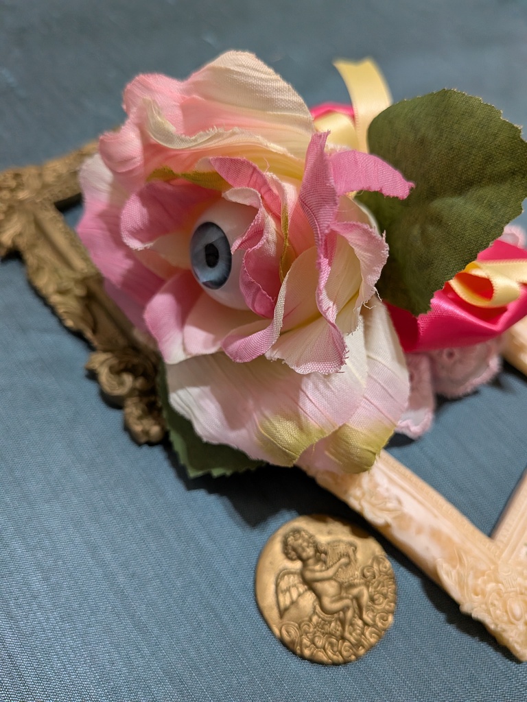 パステル眼球薔薇コサージュ。
