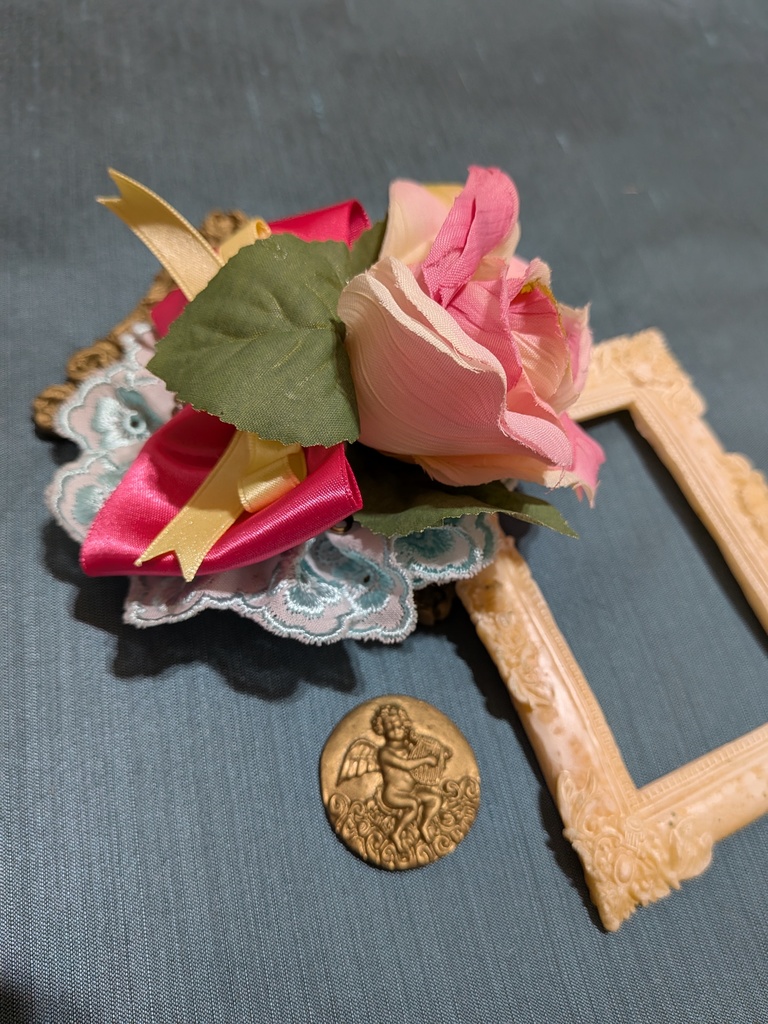 パステル眼球薔薇コサージュ。