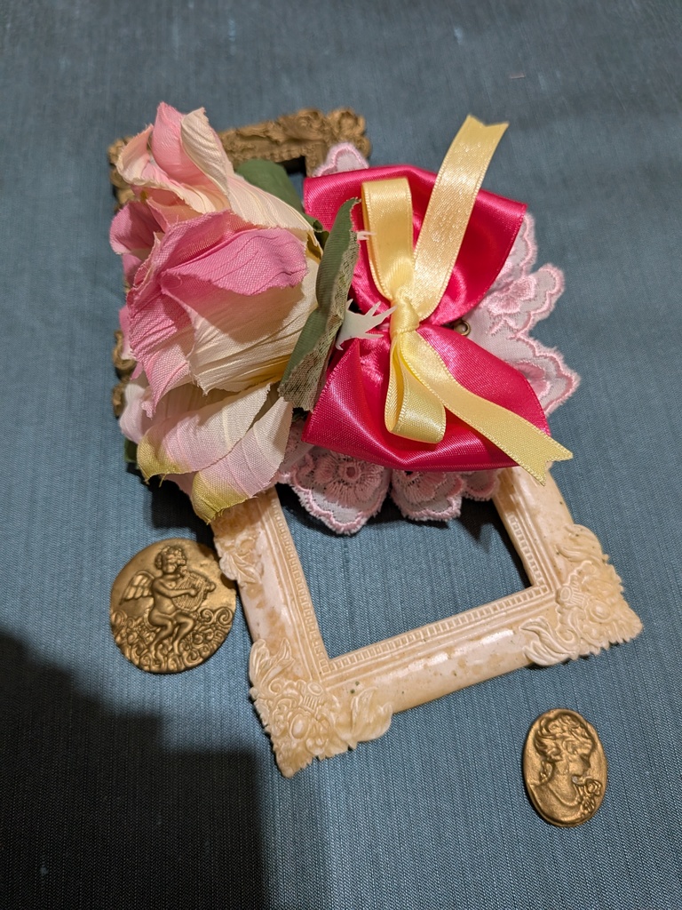 パステル眼球薔薇コサージュ。