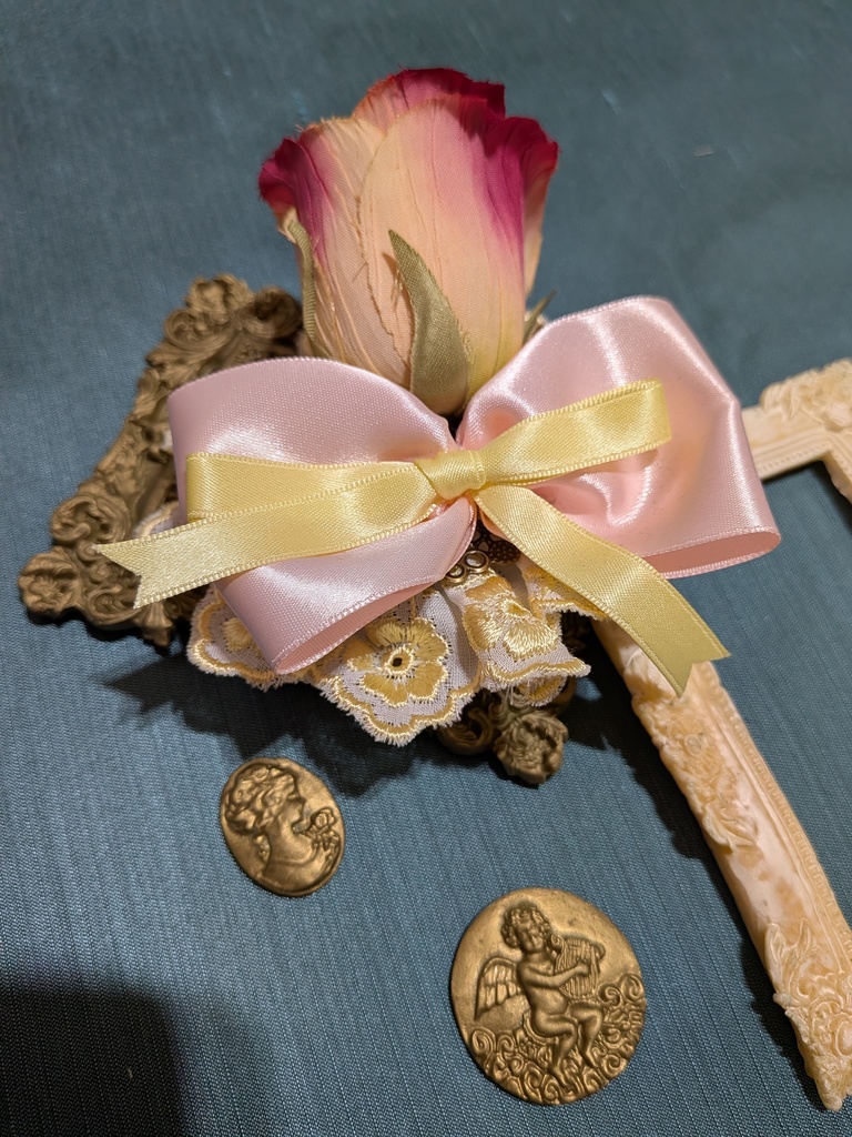 パステル眼球薔薇コサージュ。