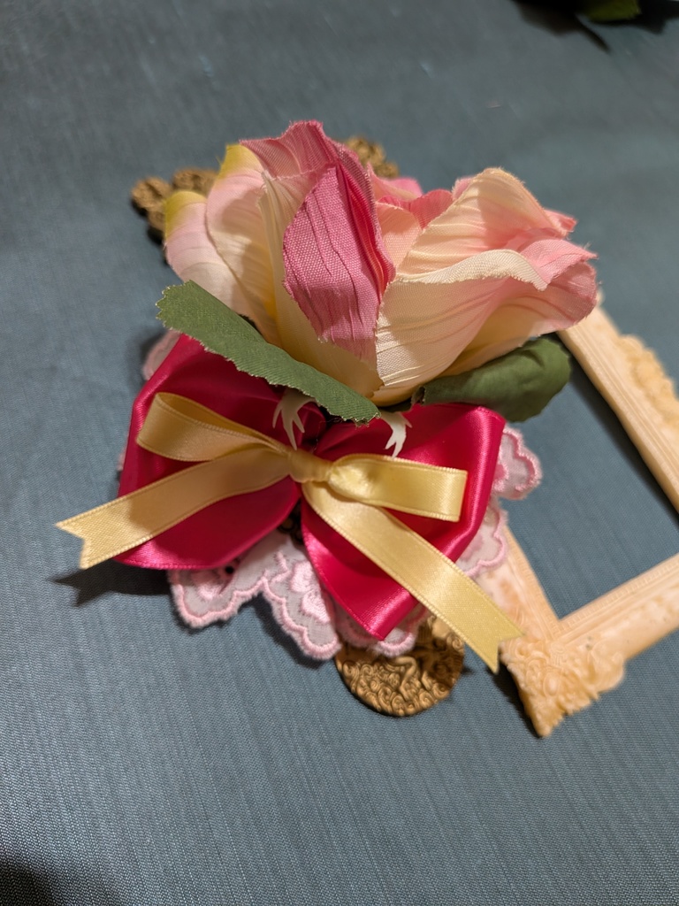 パステル眼球薔薇コサージュ。