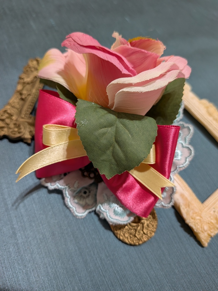 パステル眼球薔薇コサージュ。