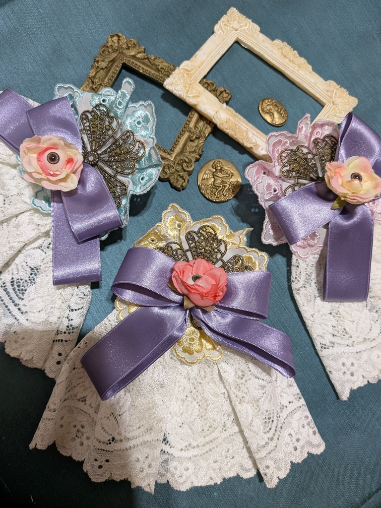 パステル眼球薔薇ミニジャボタイコサージュ。