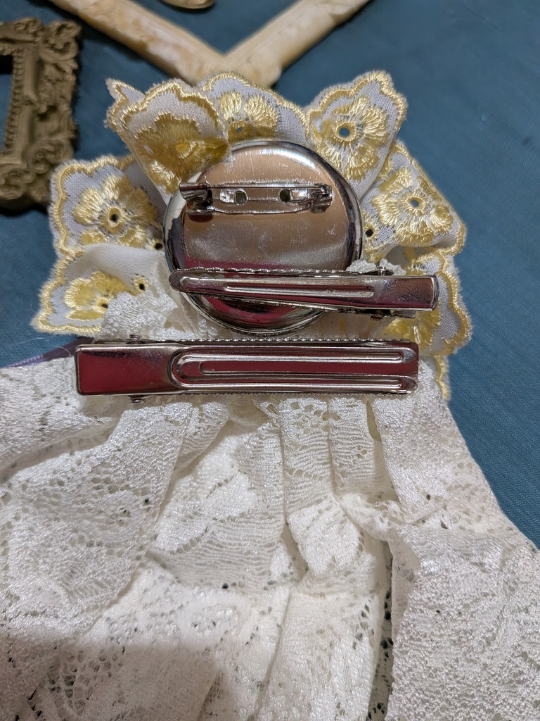 パステル眼球薔薇ミニジャボタイコサージュ。