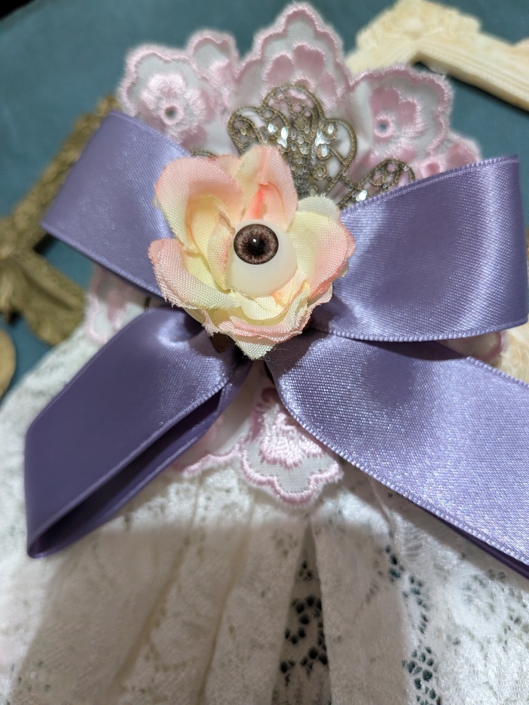 パステル眼球薔薇ミニジャボタイコサージュ。