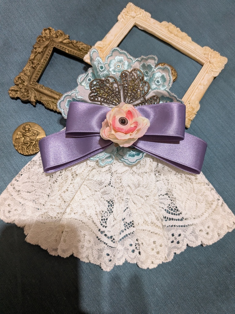 パステル眼球薔薇ミニジャボタイコサージュ。