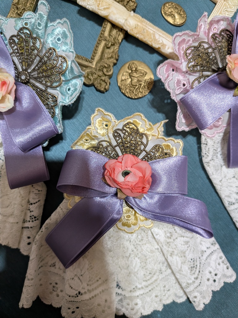 パステル眼球薔薇ミニジャボタイコサージュ。