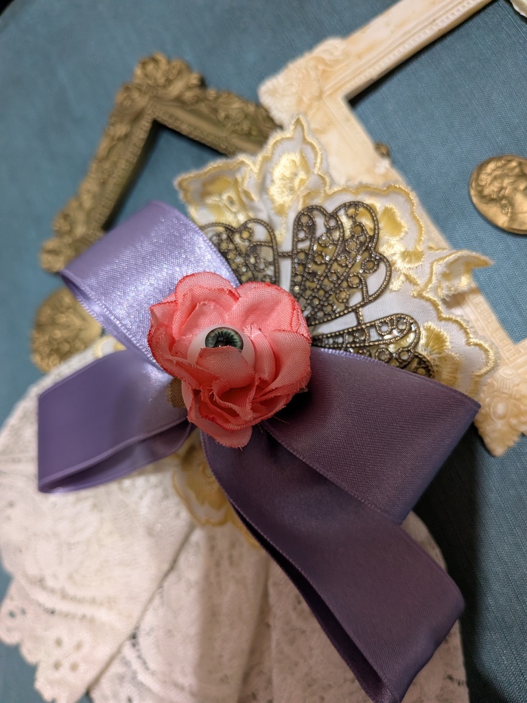 パステル眼球薔薇ミニジャボタイコサージュ。