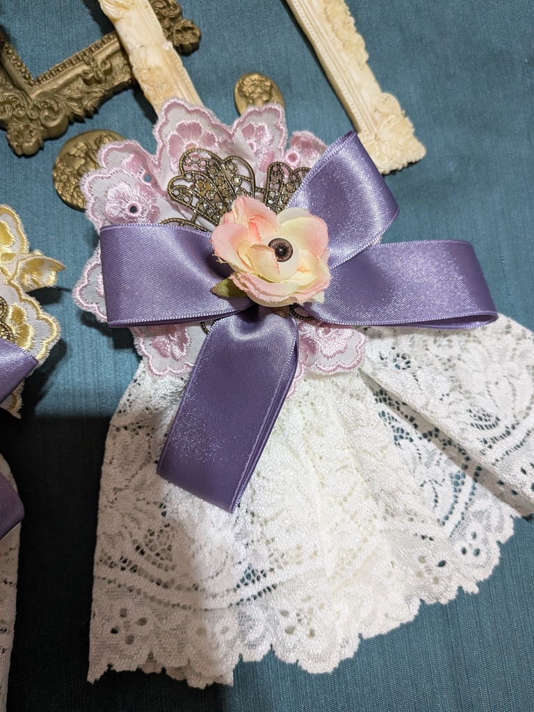 パステル眼球薔薇ミニジャボタイコサージュ。