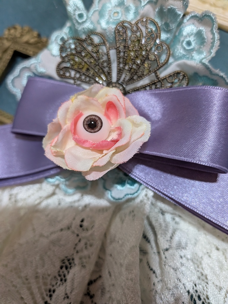 パステル眼球薔薇ミニジャボタイコサージュ。