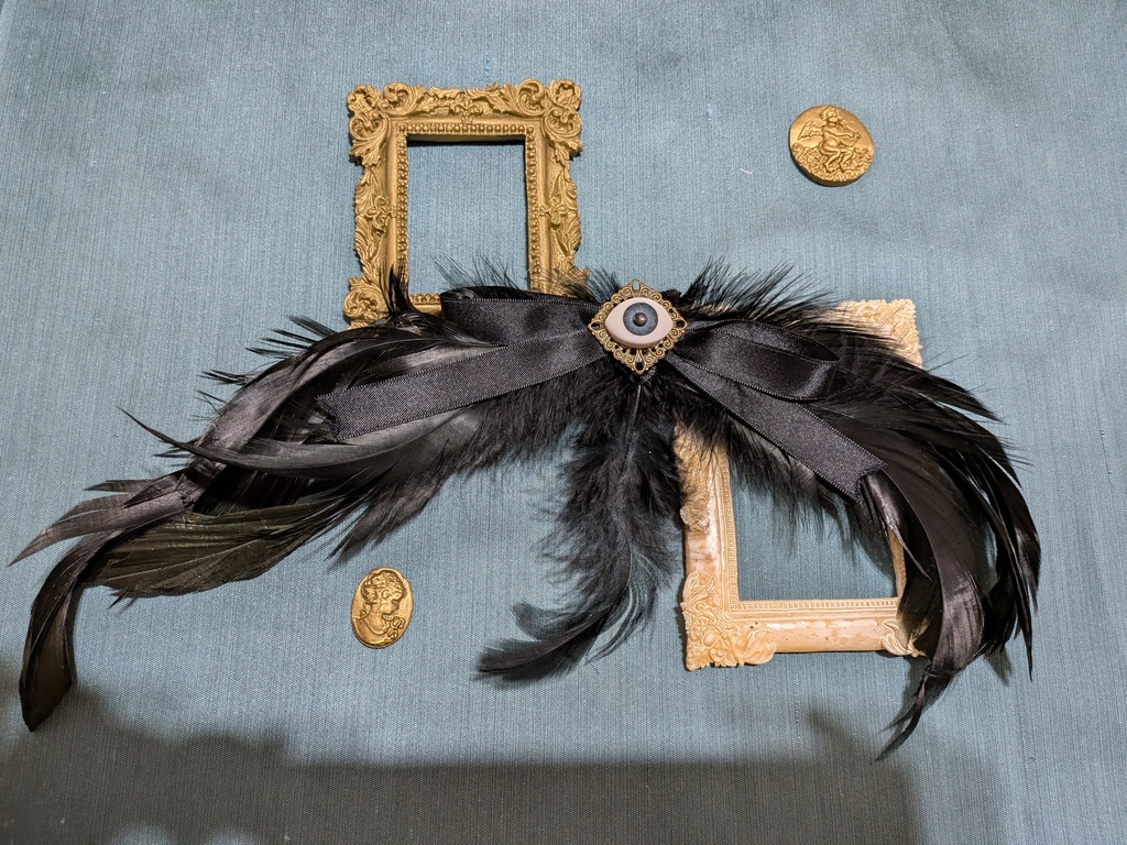 黒翼天使ブローチ。