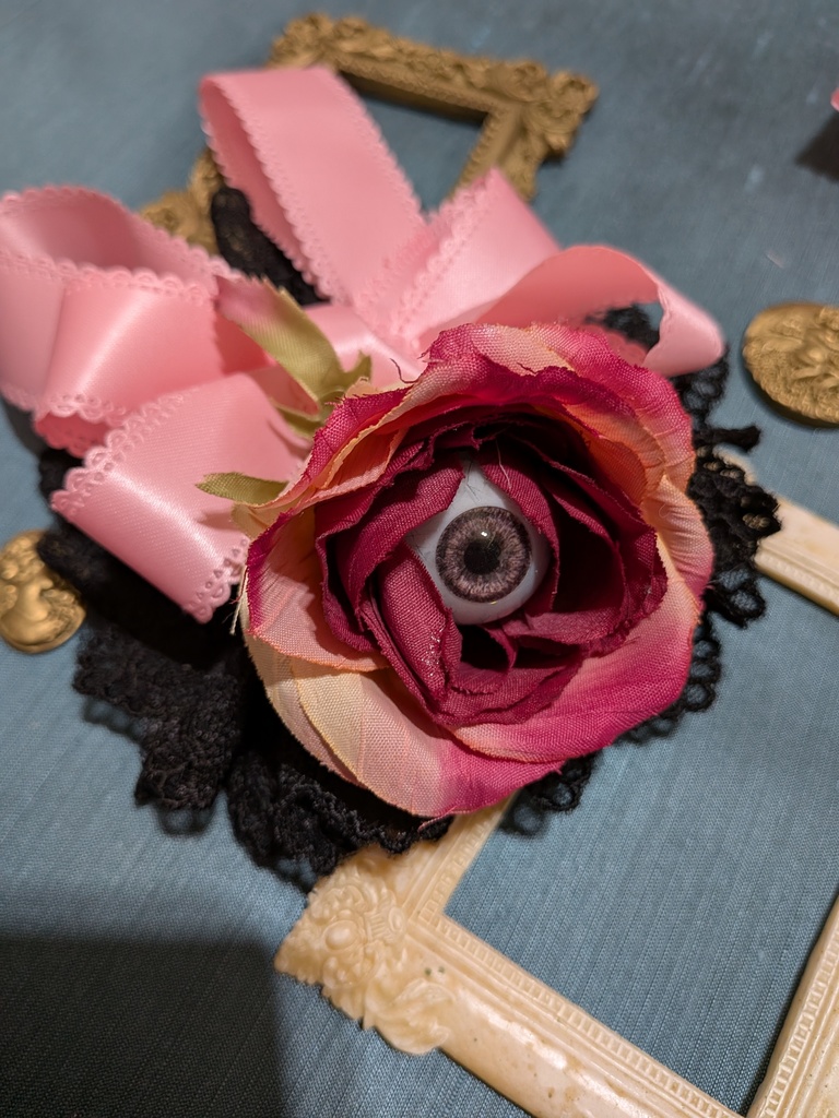 難あり。眼球薔薇ラッピングコサージュ。
