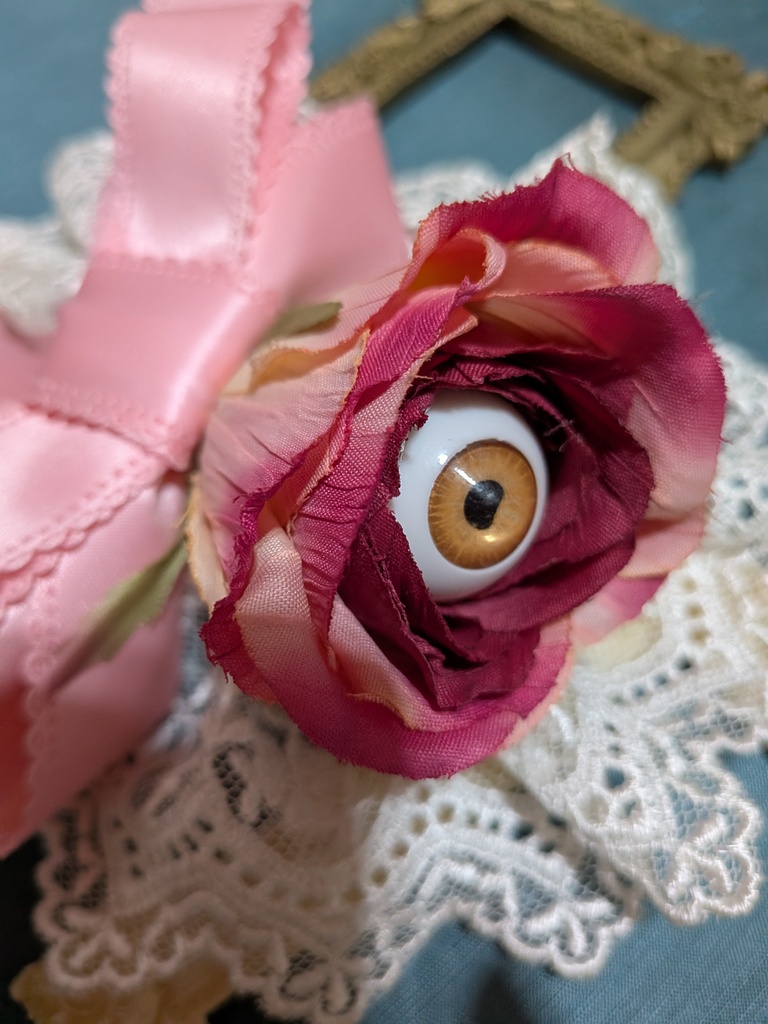 難あり。眼球薔薇ラッピングコサージュ。
