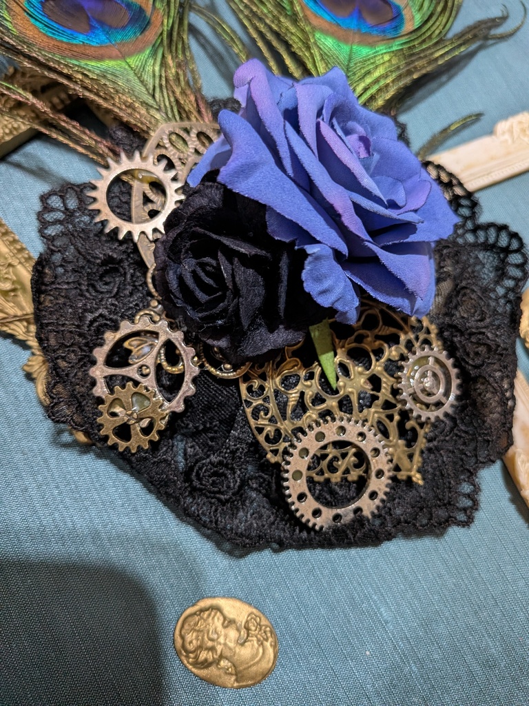 難あり。孔雀と薔薇と歯車のコサージュ。
