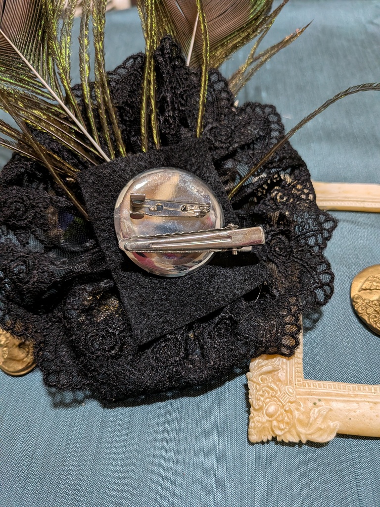 難あり。孔雀と薔薇と歯車のコサージュ。