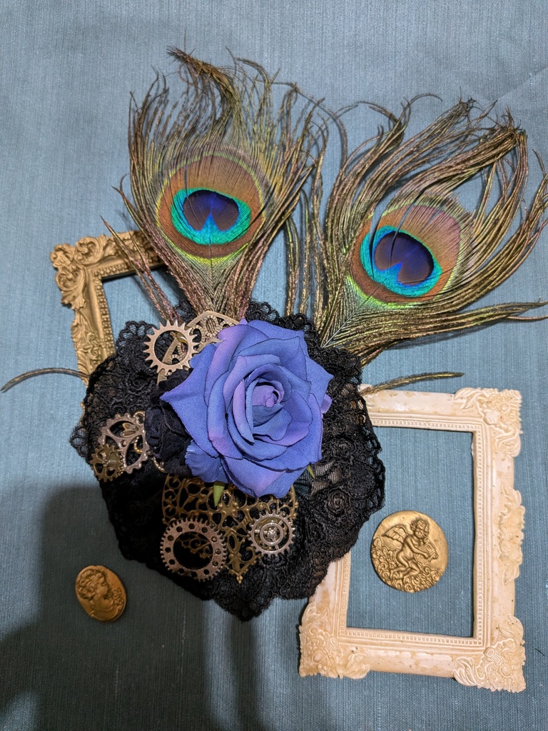 難あり。孔雀と薔薇と歯車のコサージュ。