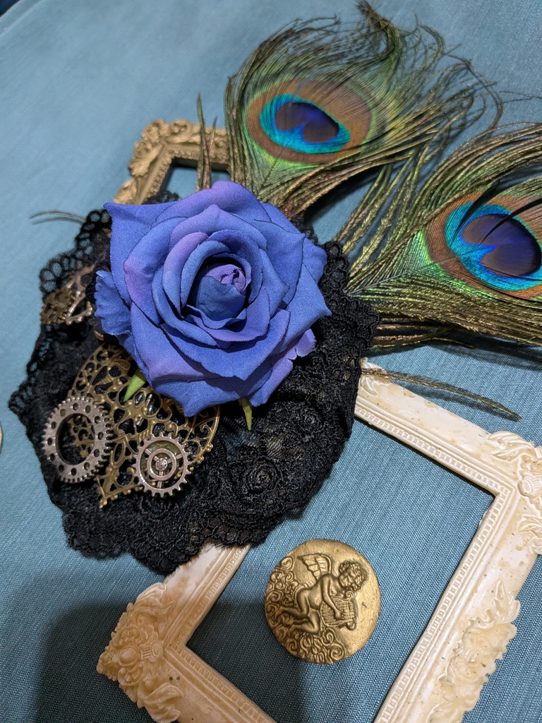 難あり。孔雀と薔薇と歯車のコサージュ。