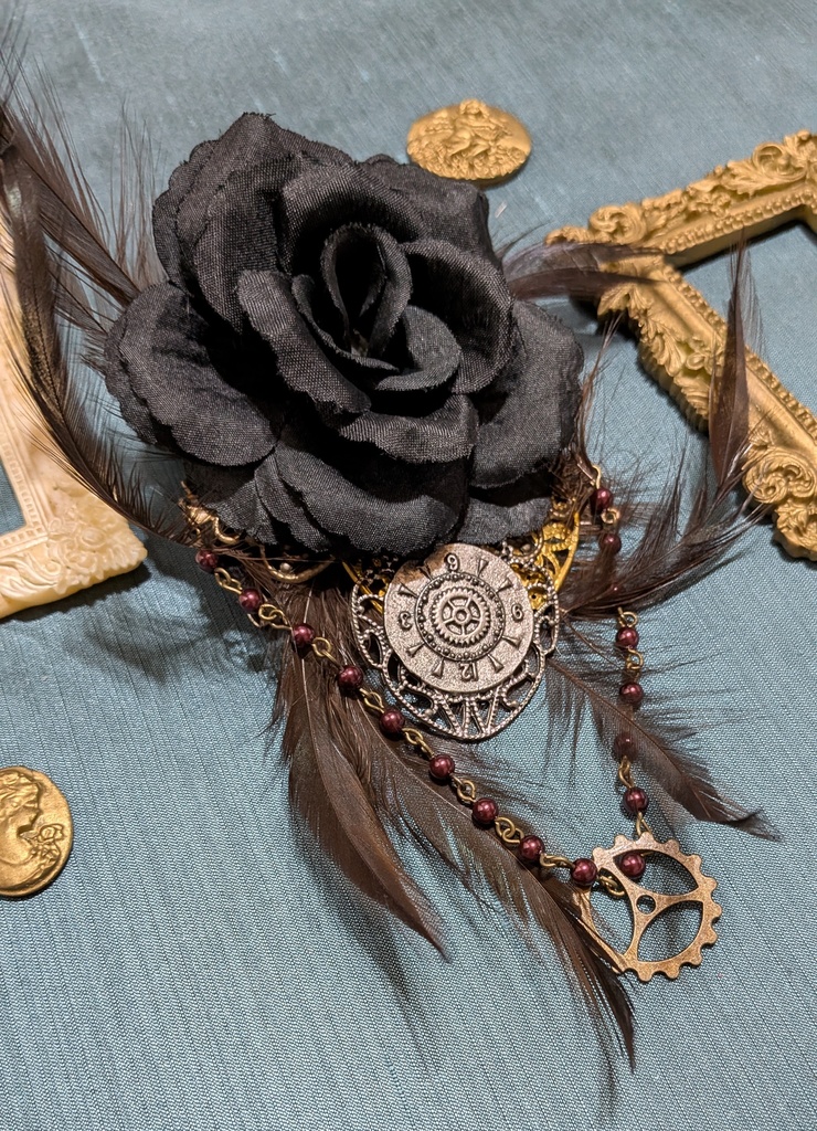 さかさま時計と黒薔薇コサージュ。