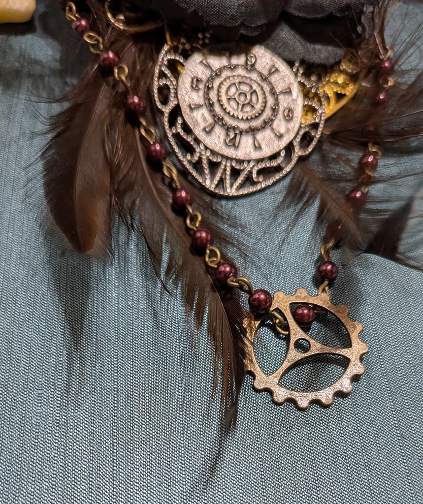 さかさま時計と黒薔薇コサージュ。