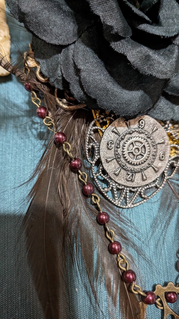 さかさま時計と黒薔薇コサージュ。