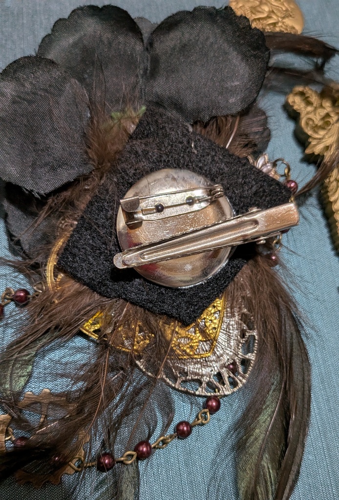 さかさま時計と黒薔薇コサージュ。