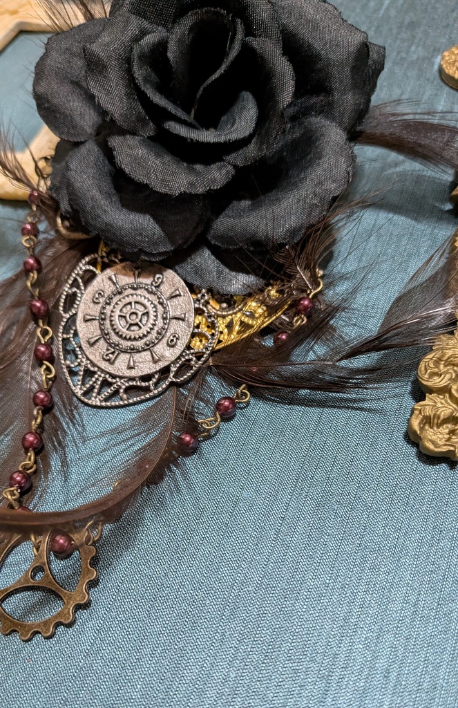 さかさま時計と黒薔薇コサージュ。