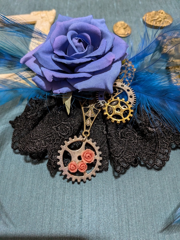 難あり。青い羽根青薔薇コサージュ。