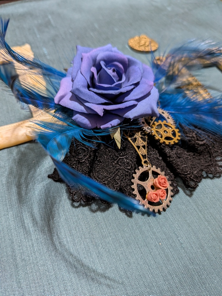 難あり。青い羽根青薔薇コサージュ。