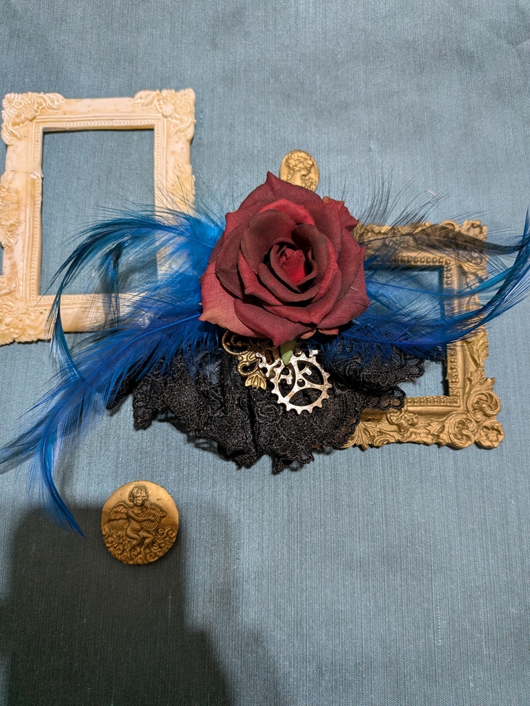 難あり。青い羽根と赤薔薇のコサージュ。