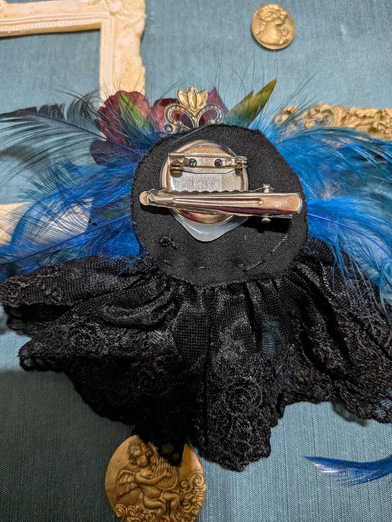 難あり。青い羽根と赤薔薇のコサージュ。