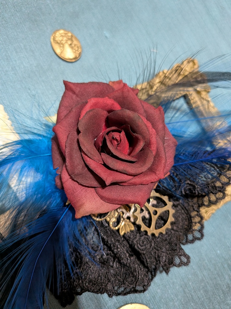 難あり。青い羽根と赤薔薇のコサージュ。