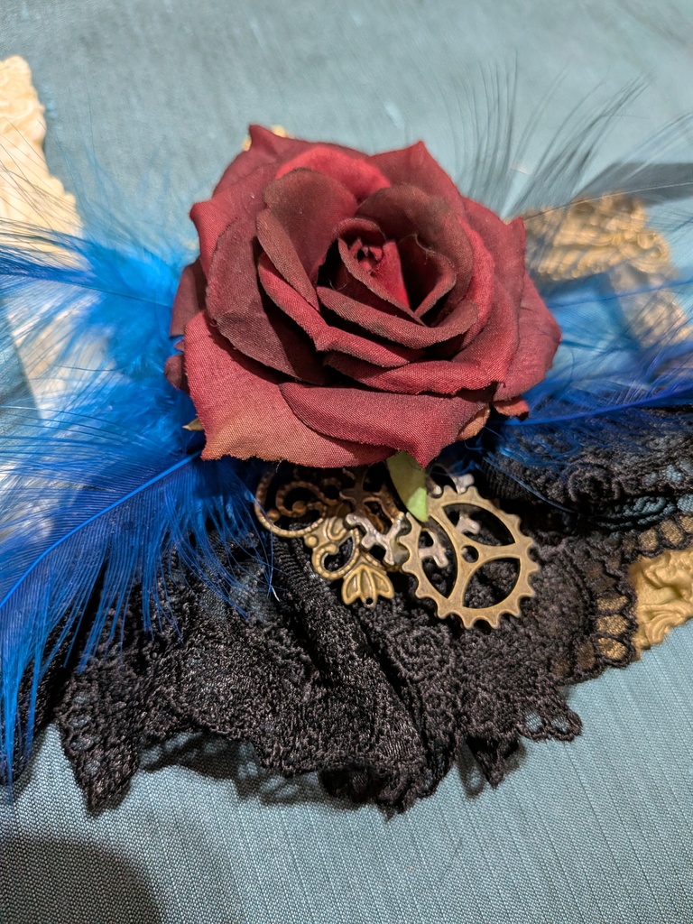 難あり。青い羽根と赤薔薇のコサージュ。