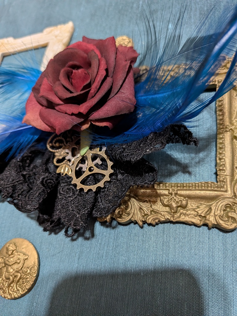 難あり。青い羽根と赤薔薇のコサージュ。