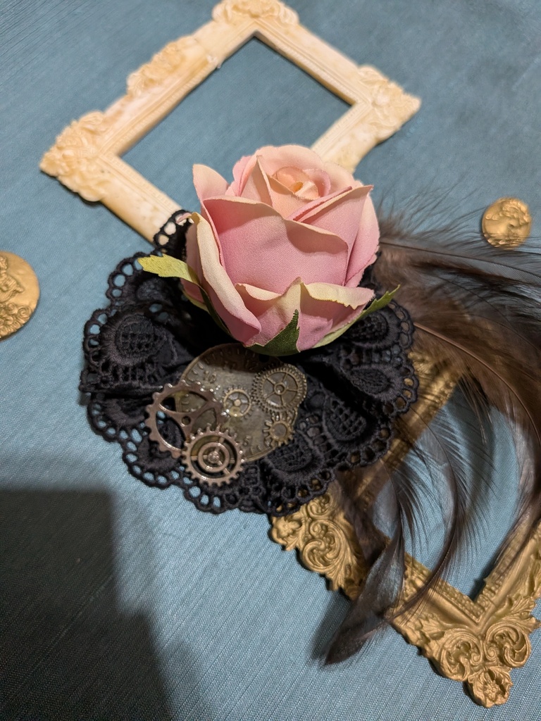 難あり。時計と薔薇のコサージュ。