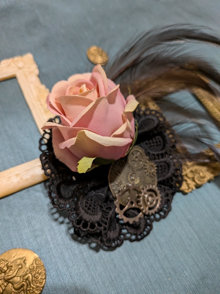 難あり。時計と薔薇のコサージュ。