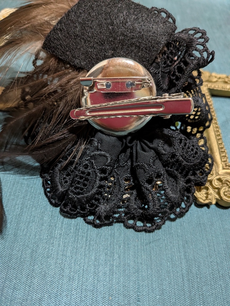 難あり。時計と薔薇のコサージュ。