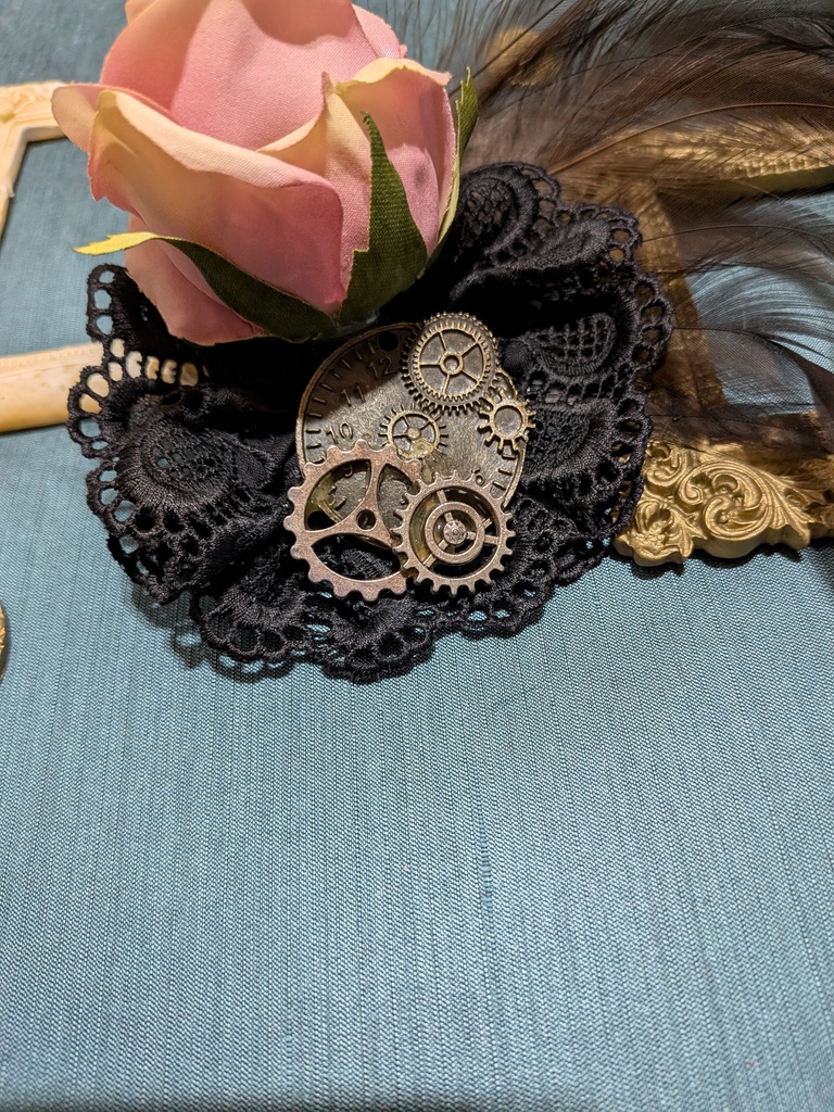 難あり。時計と薔薇のコサージュ。